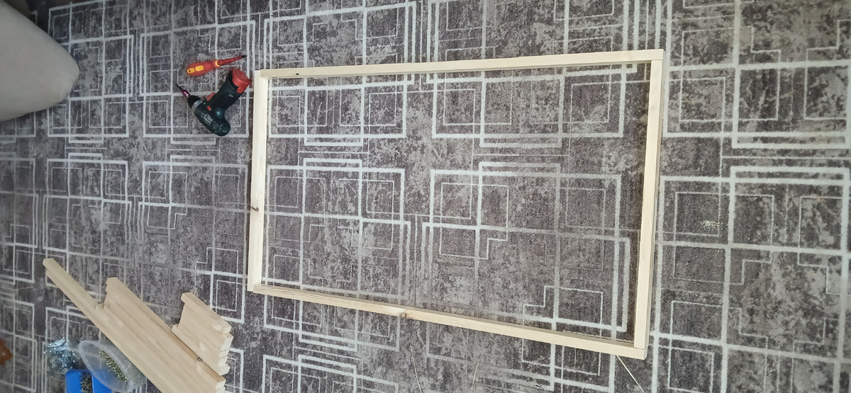 Выкладываем на полу и скручиваем по углам на уголки и маленькие саморезы.