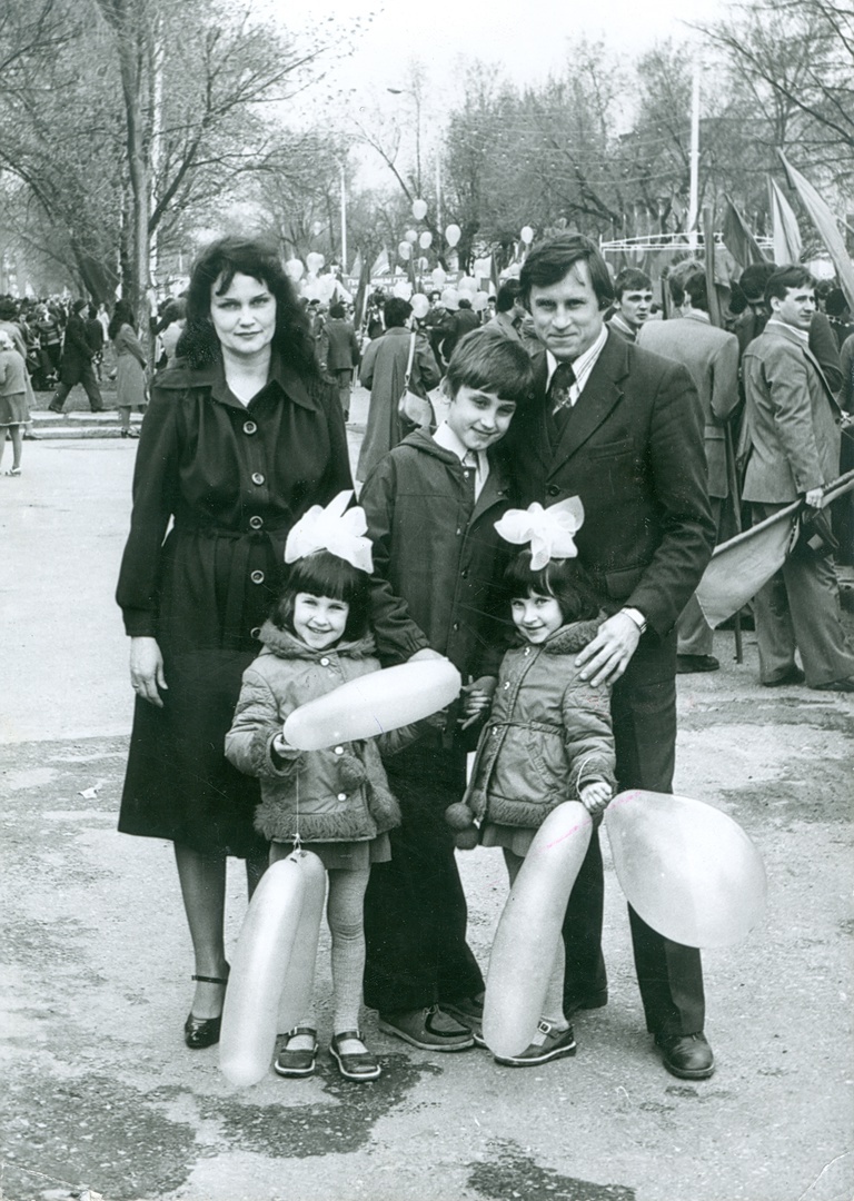 Семья Непомнящих: супруги Анатолий и Любовь, их дети Владимир, Анна и Наталия