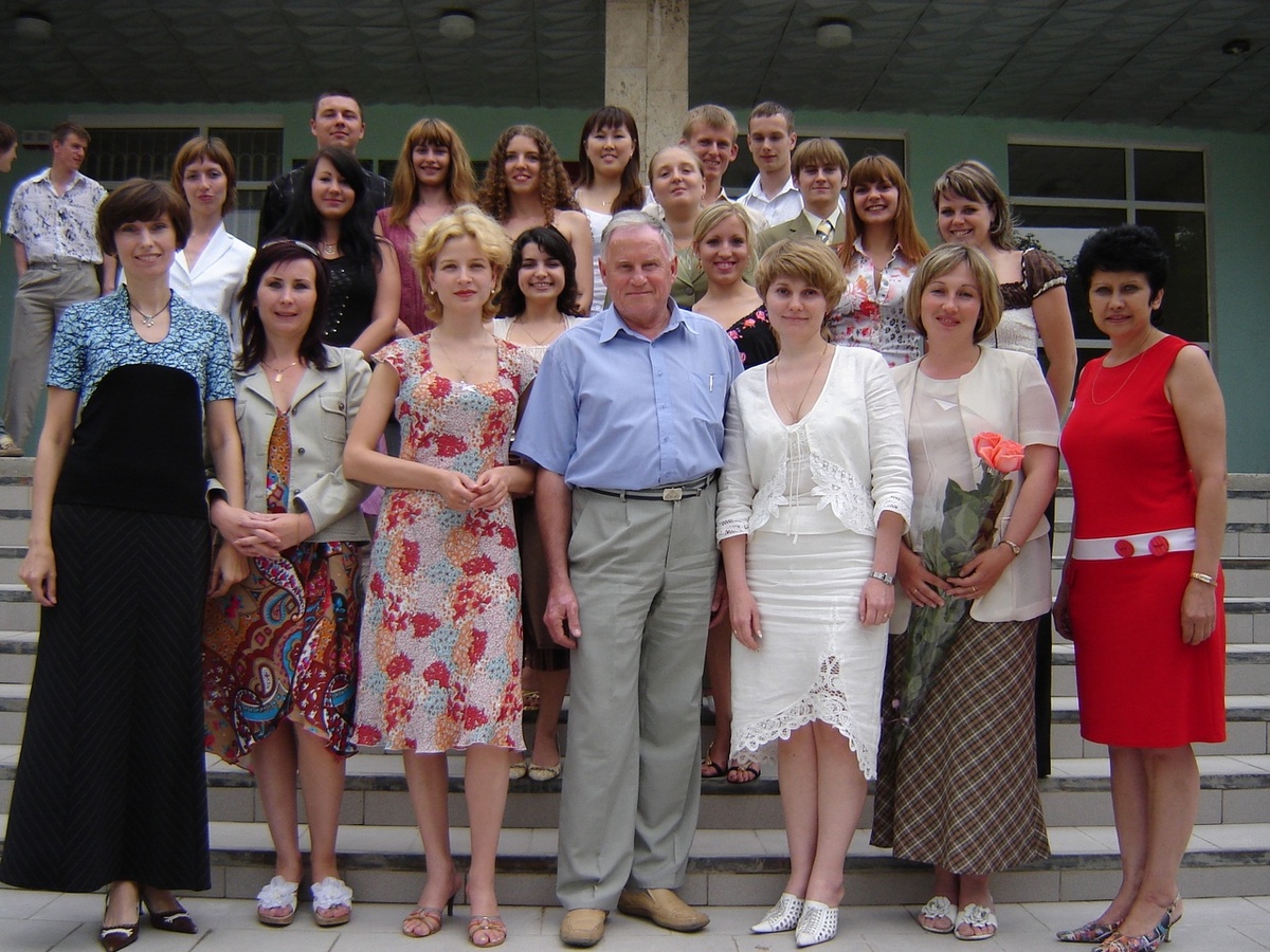 Анатолий Непомнящий с сотрудниками кафедры и выпускниками (2006 год)