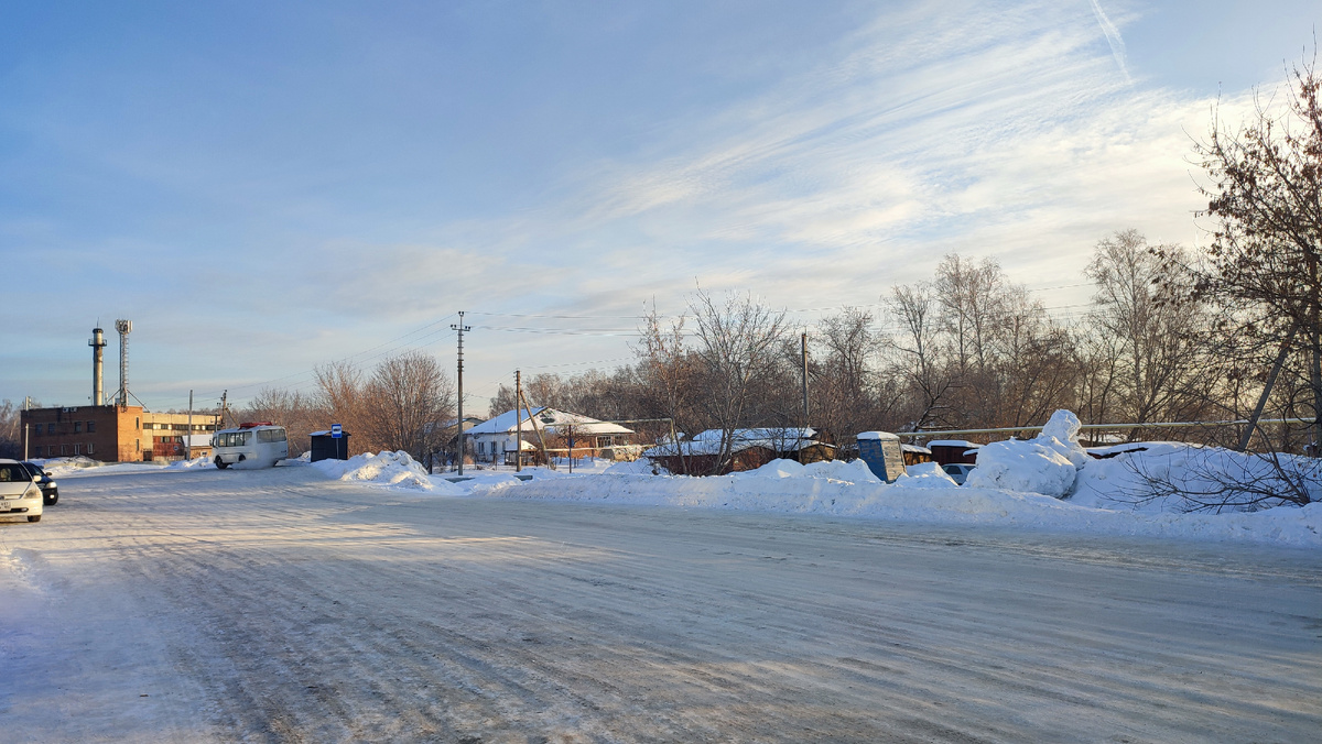 Там вдали стоит автобус. Желающие снова могут найти туалет 🤭😀. А что я могу поделать. Куда фотоаппарат не направь, везде туалеты. Это вам не город, это село😀