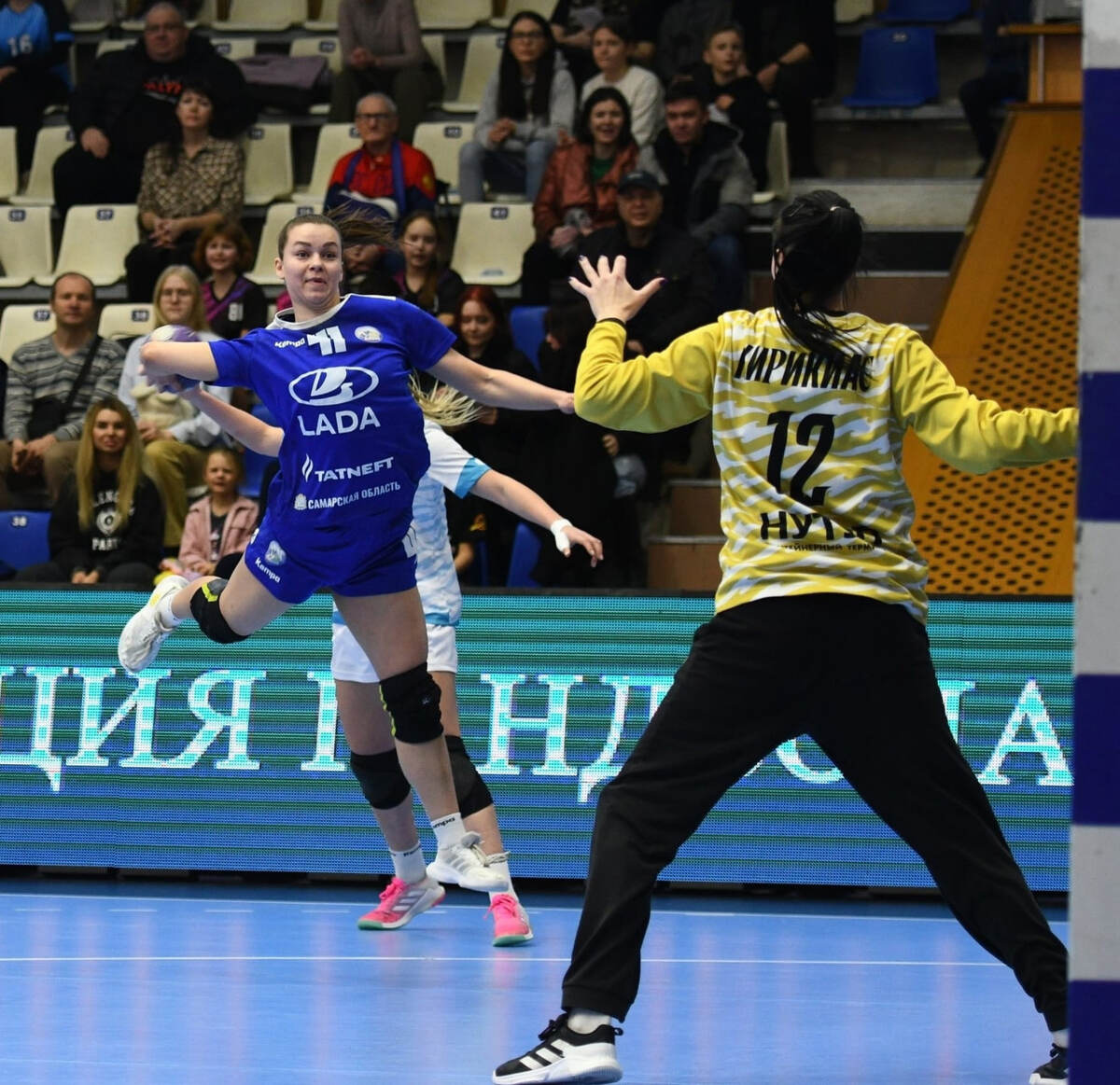    В атаке тольяттинка Алина Сокова