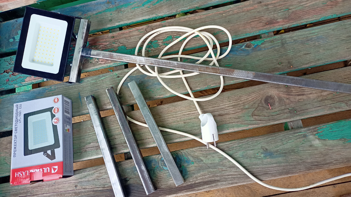 Для соединения мачты и перекладины прожектора все же применил сварку