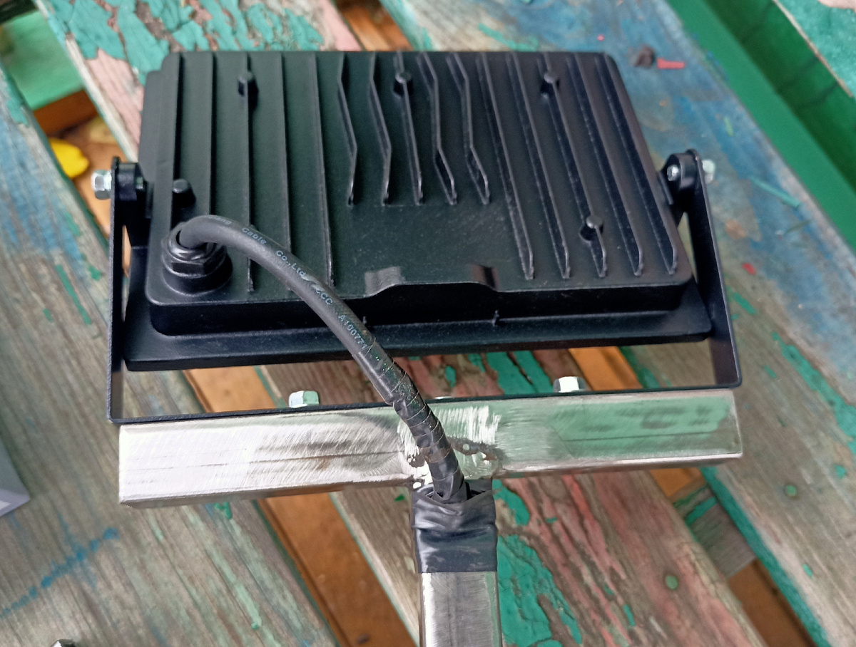 Провод питания провел внутри мачты.