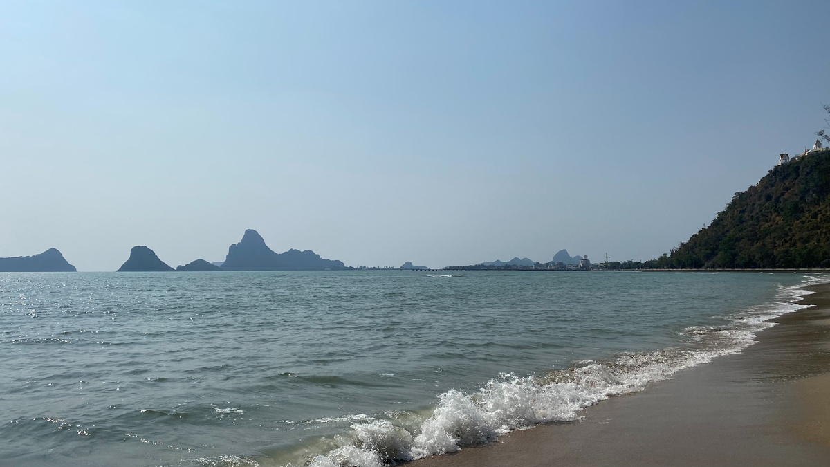 Иногда рыбацкая лодчонка проплывёт... и опять никого.