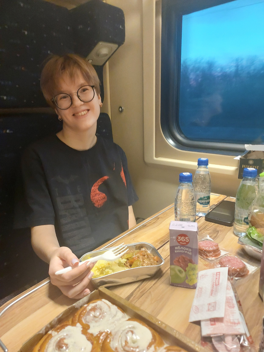 Подкрепляется перед мечтой)))