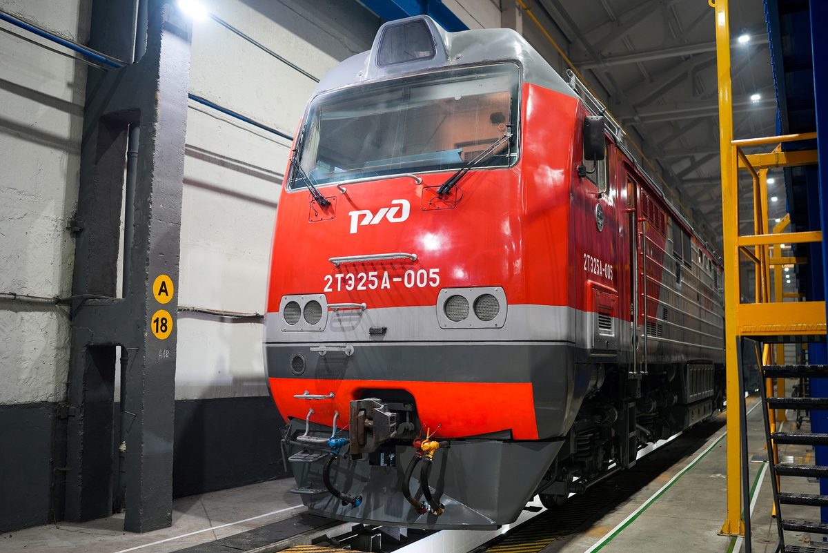 Тепловоз 2ТЭ25АМ после проведения среднего ремонта на Брянском машиностроительном заводе. Источник: БМЗ