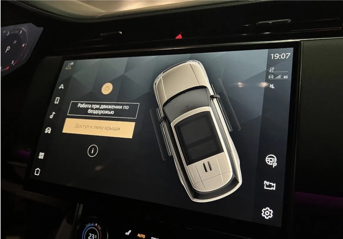 В меню можно выбрать возможные варианты работы электрических порогов: "Работа при движении по бездорожью" и "Доступ к люку крыши"