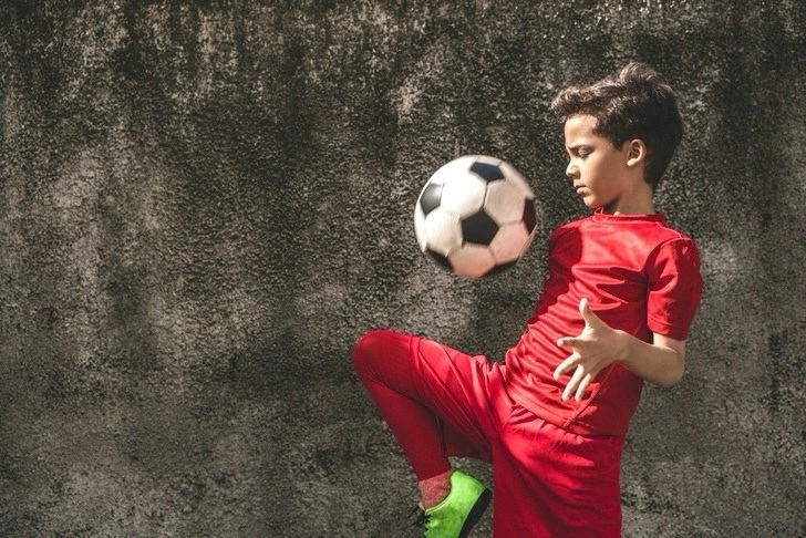 Многие уже часто слышали часто слышали , от родителей что-то вроде "Для чего я тебя привожу каждый день на тренировки, если ты не можешь забить гол?" или "Я трачу деньги на твои индивидуальные тренировки, а ты не можешь попасть в первый состав?". Получается, что чем больше в ребёнка инвестируют, тем больше он ощущает давление. А чем выше давление, тем ниже уровень удовольствия ребёнка и меньше приверженность к игре.