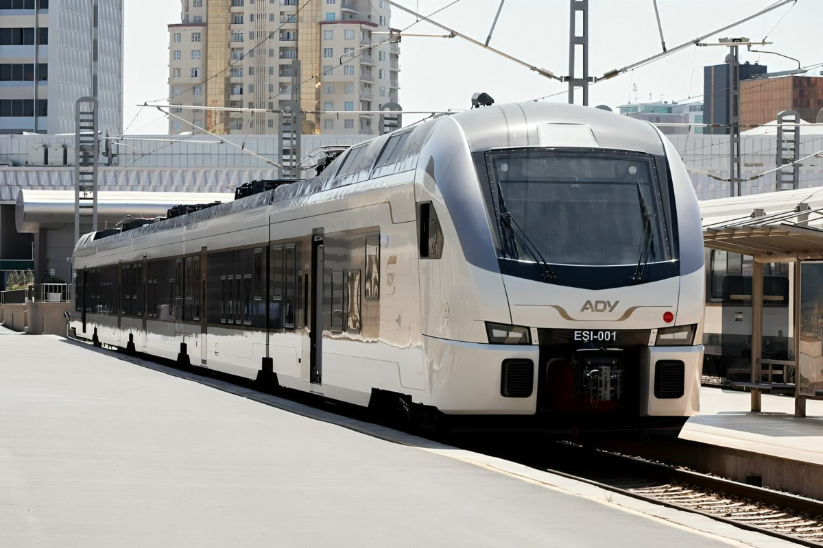 Электропоезд FLIRT, поставленный Stadler в Азербайджан. Источник: evo.series/railgallery