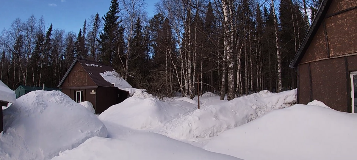начало тропы между домиками