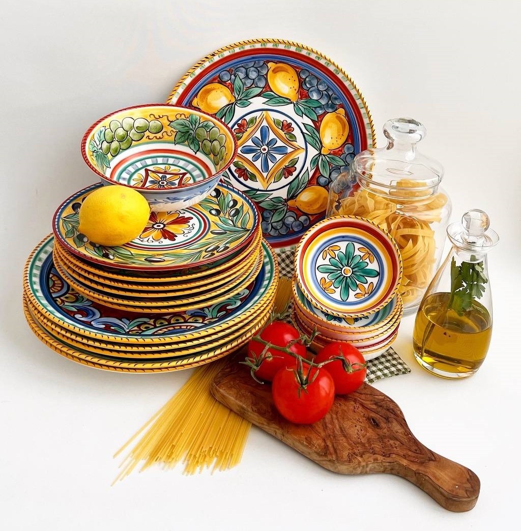 Тарелки разного диаметра, маленькие салатницы. Паста и оливкое масло - для антуража