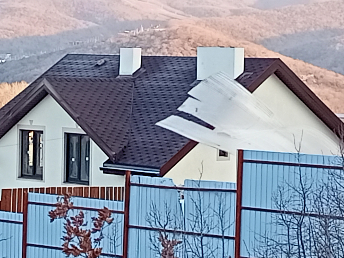 Видите, поликарбонат над забором колышется?