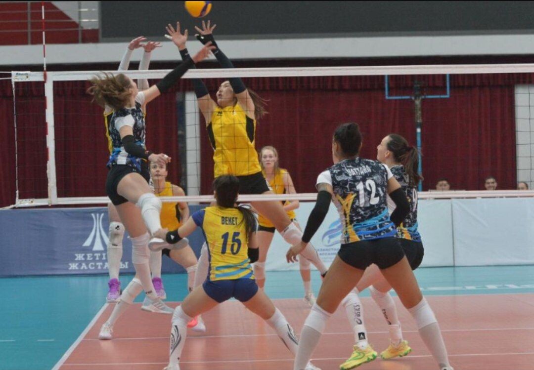 Важнейшими качествами для игроков в волейбол являются прыгучесть для возможности высоко подняться над сеткой, реакция, координация, физическая сила для эффективного произведения атакующих ударов.