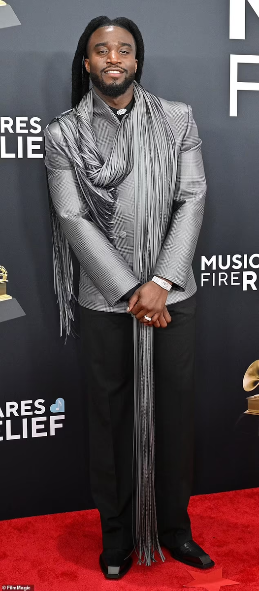 29-летний автор хита A Bar Song («Подвыпивший») рассказал, какие советы дал ему 43-летний артист-ветеран во время процесса записи; на фото — февраль 2020 года