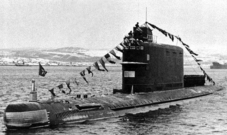 Подводная лодка К-88 в парадном строю в Кольском заливе, 1974 год