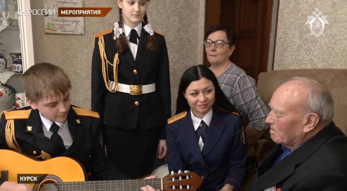    В Курске офицеры СК России и кадеты ведомства встретились с ветераном труда и ВОВ