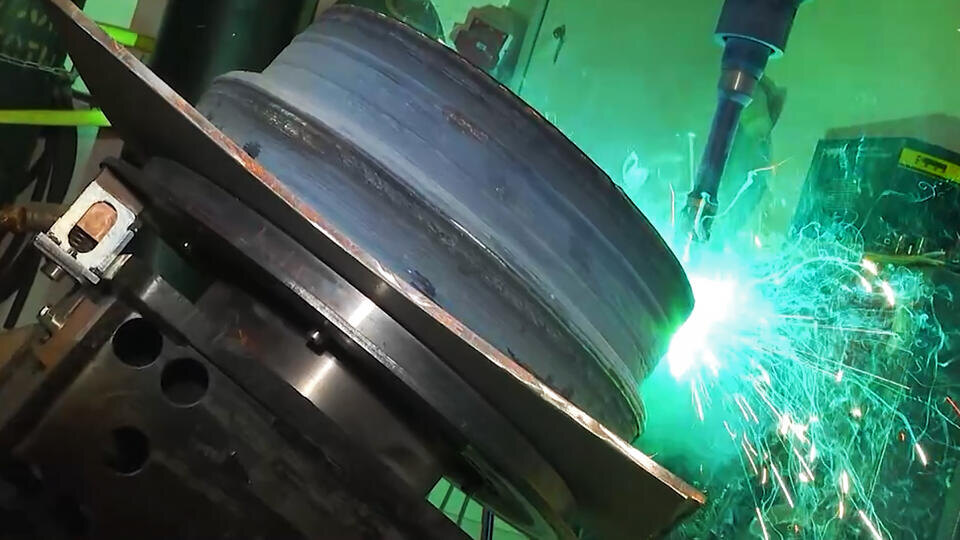     Российские инженеры сделали прорыв в производстве колесных дисков Кадр из программы "Новости"/РЕН ТВ