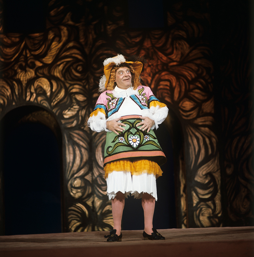 Сцена из спекталя «Мещанин во дворянстве». В центре — мьсе Журден