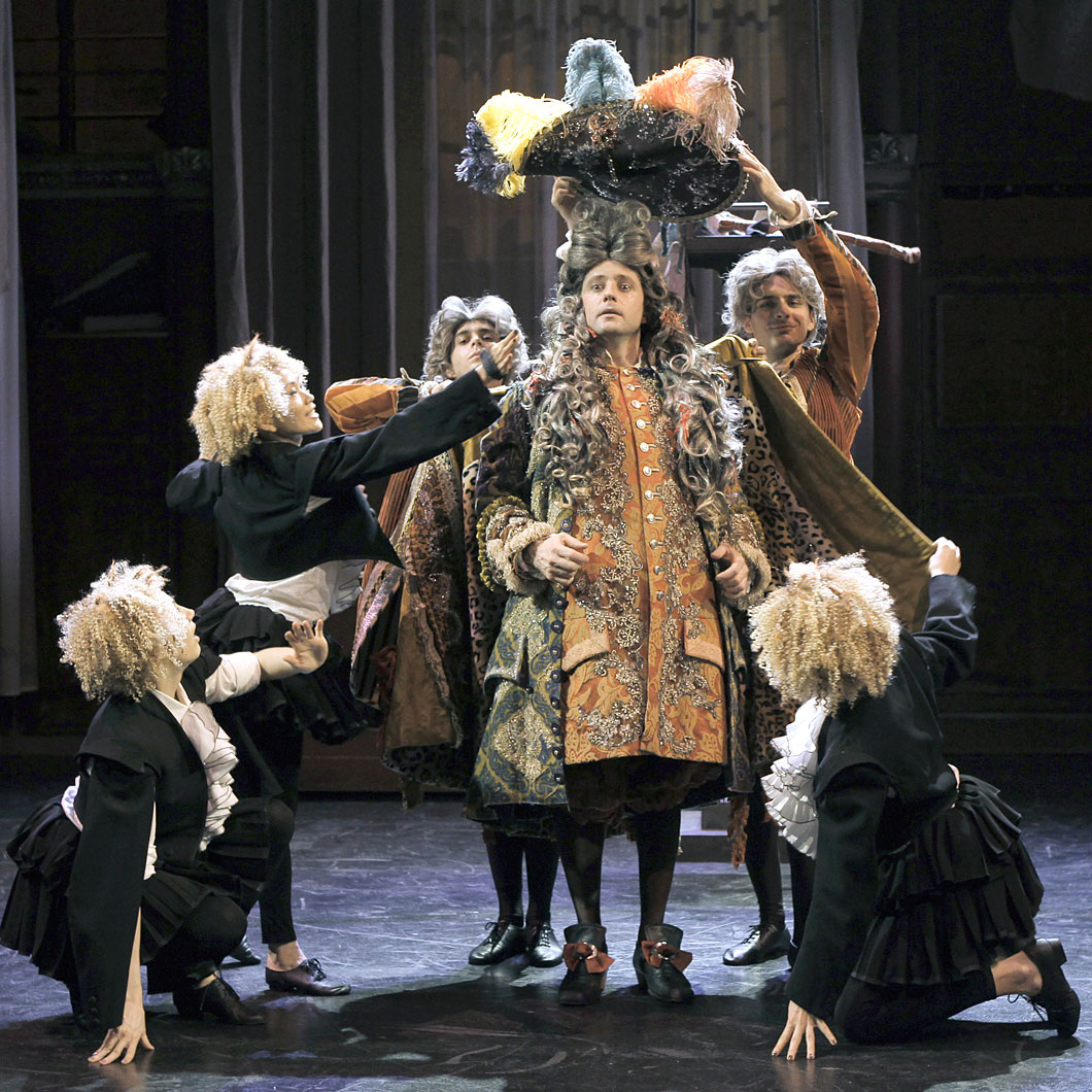 Сцена из спекталя «Мещанин во дворянстве». В центре — мьсе Журден