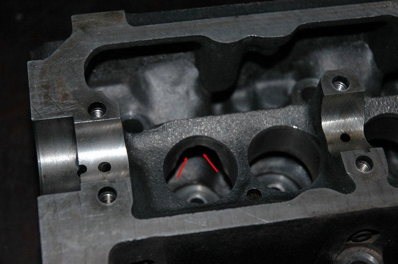 Пролом в нижней части гнезда толкателя (стрелки)