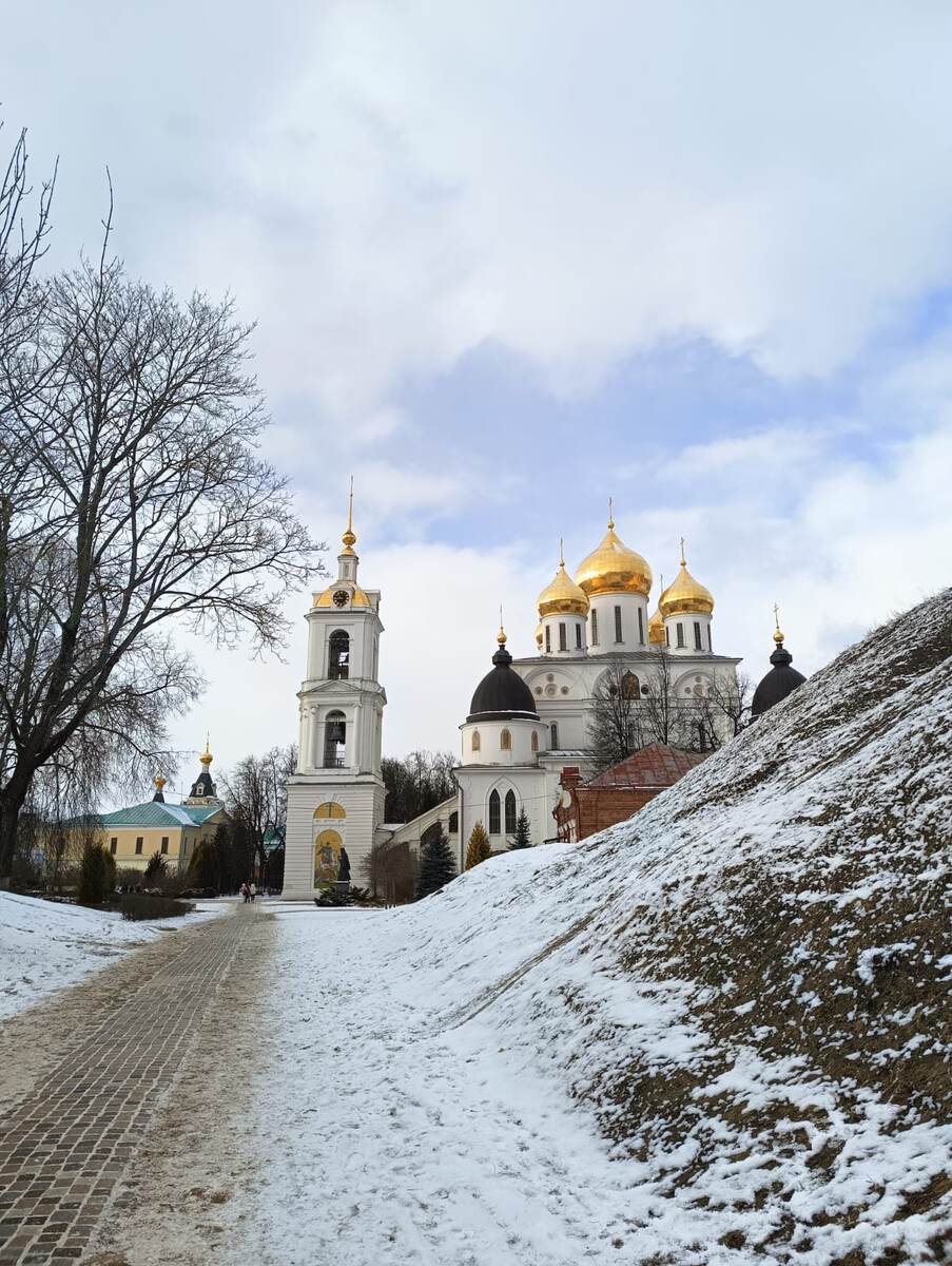 Проход через земляной вал.
