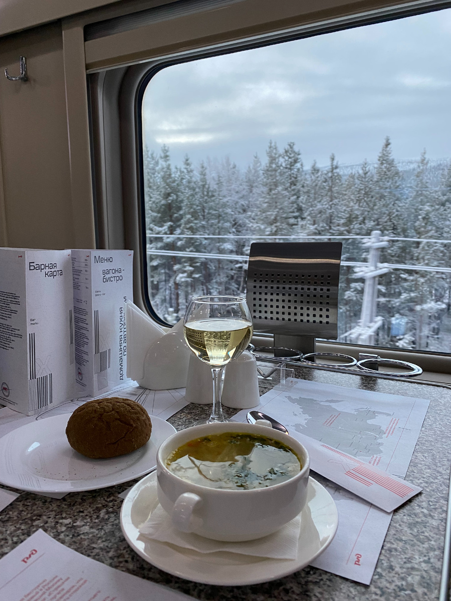 Вагон ресторан, вид открывается сказочный.
