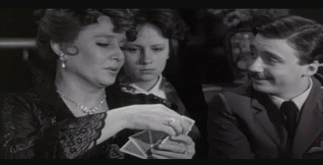 А эта сцена из другого фильма Басова по Пристли - Время и семья Конвей. В главной роли тоже Руфина Нифонтова. Тоже замечательный!