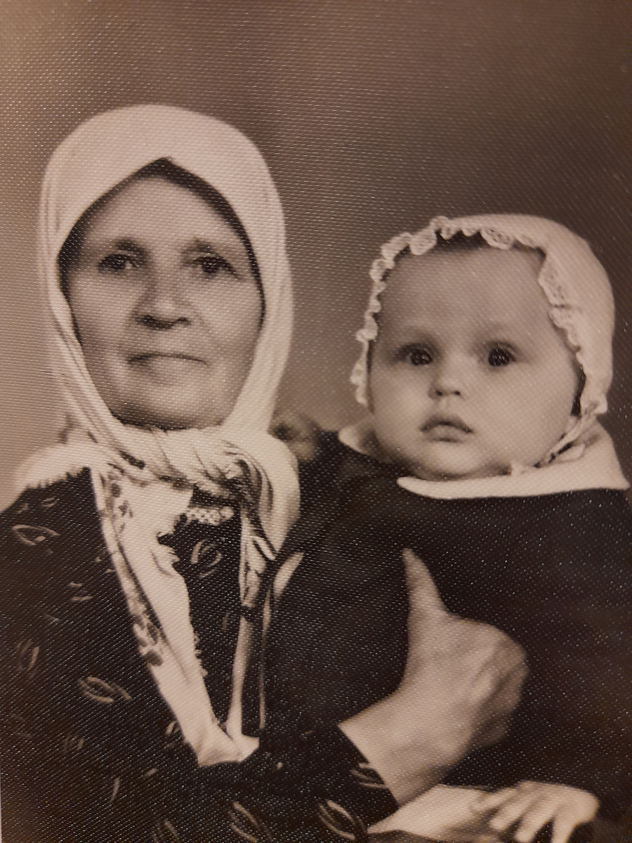 Бабушка Оксана и я, 1958-й год. На фото бабушке всего 56 лет...
