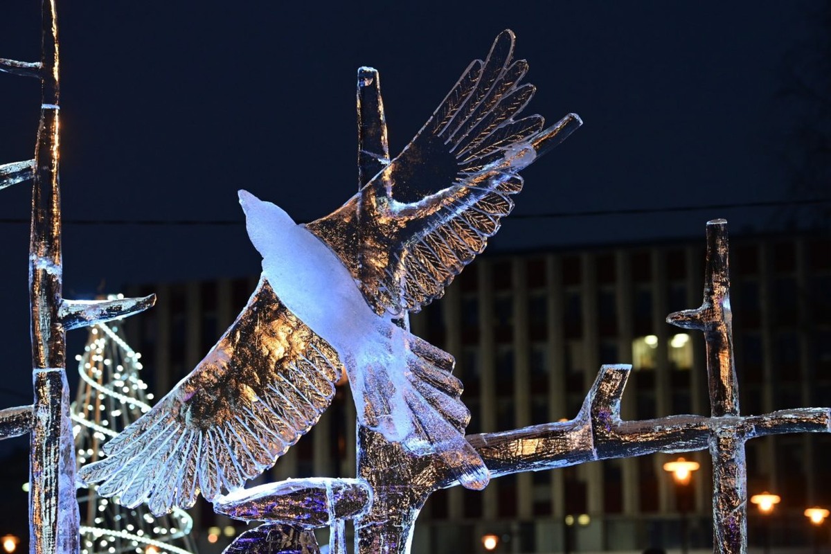    Работы скульпторов поражали ювелирностью, а вечером фигуры и вовсе засветились волшебством. Фото: "Республика" / Сергей Юдин