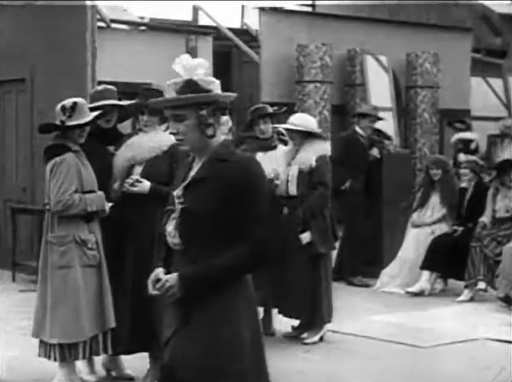 Кадр фильма “За экраном”