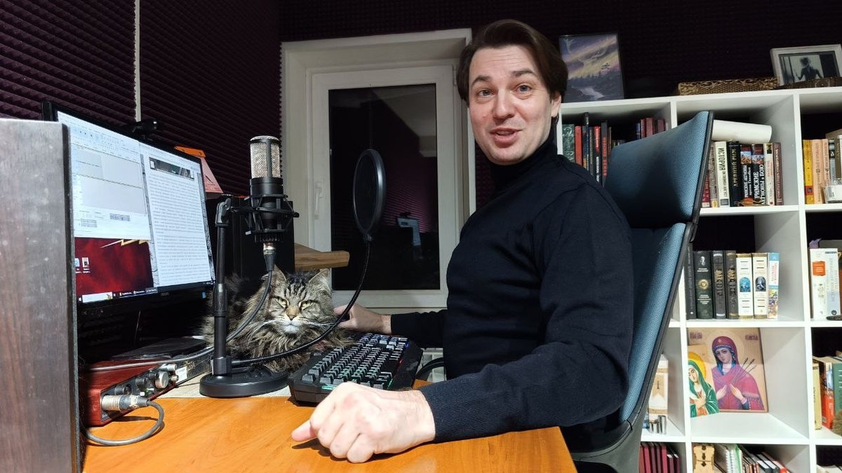 У микрофона – актер Андрей Паньшин