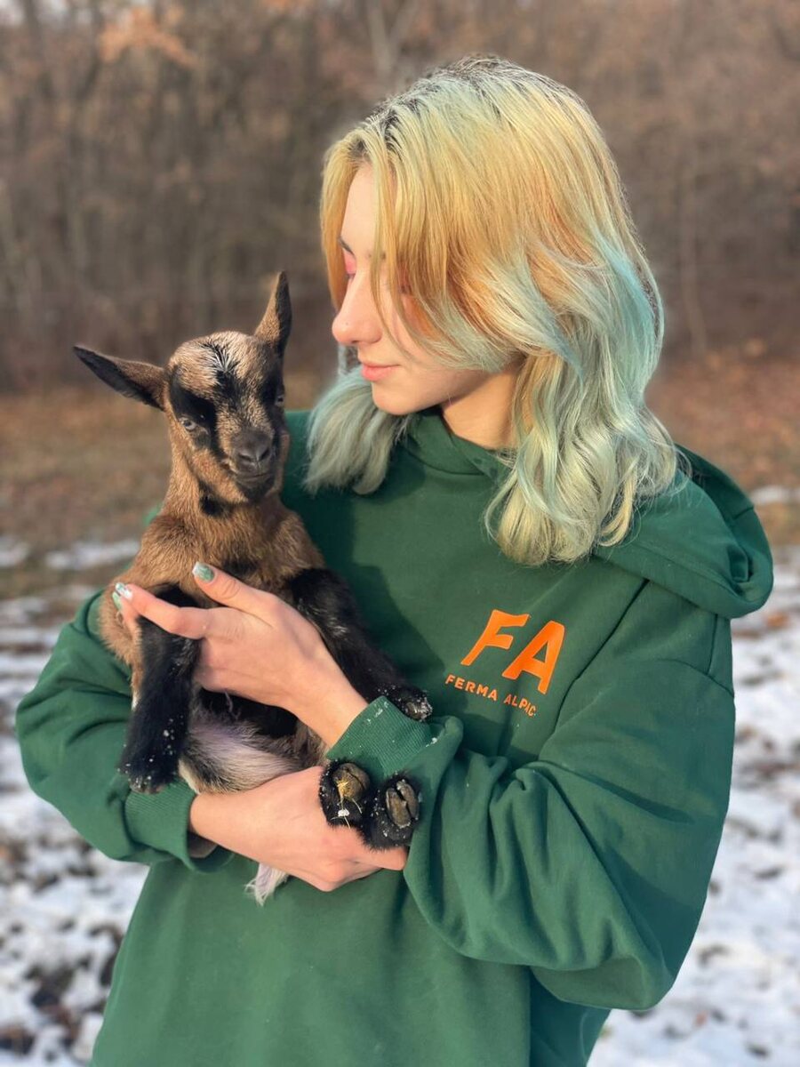 Ириска и сотрудница Фермы Альпак 