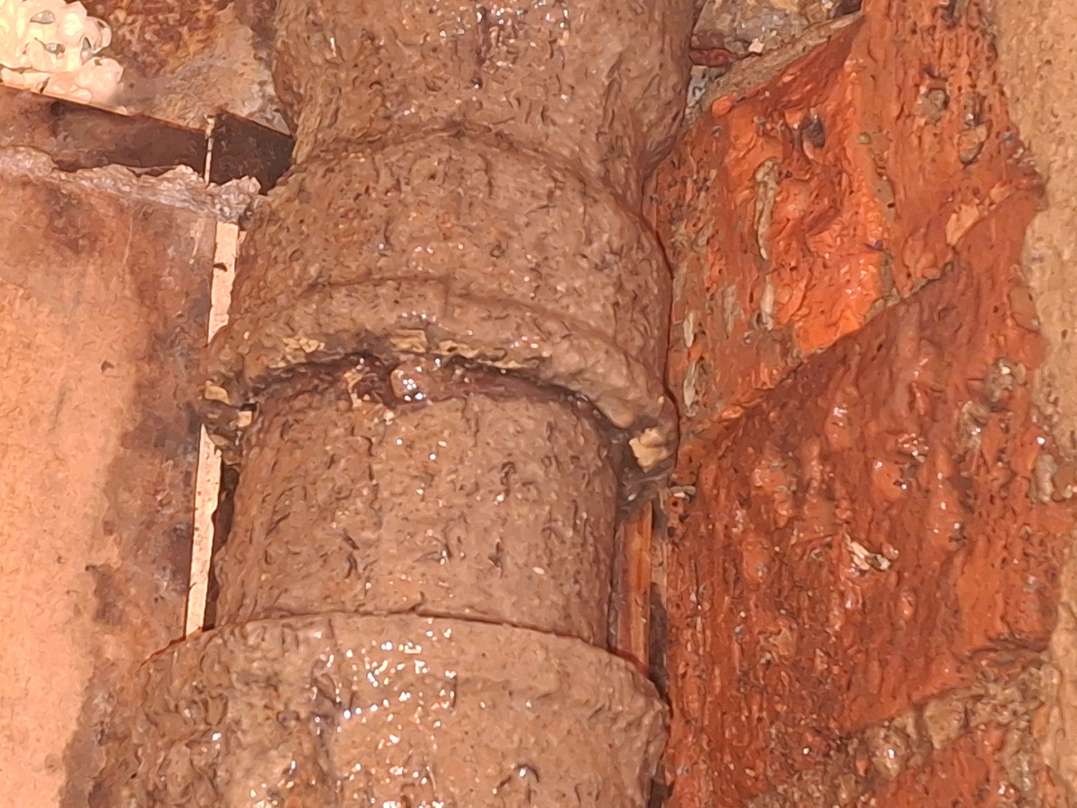 Течь канализационного стояка