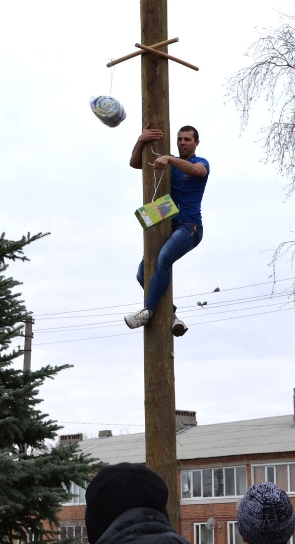 Фото автора. Чтобы победить возраст дожития, надо тренироваться на таком столбе :-))