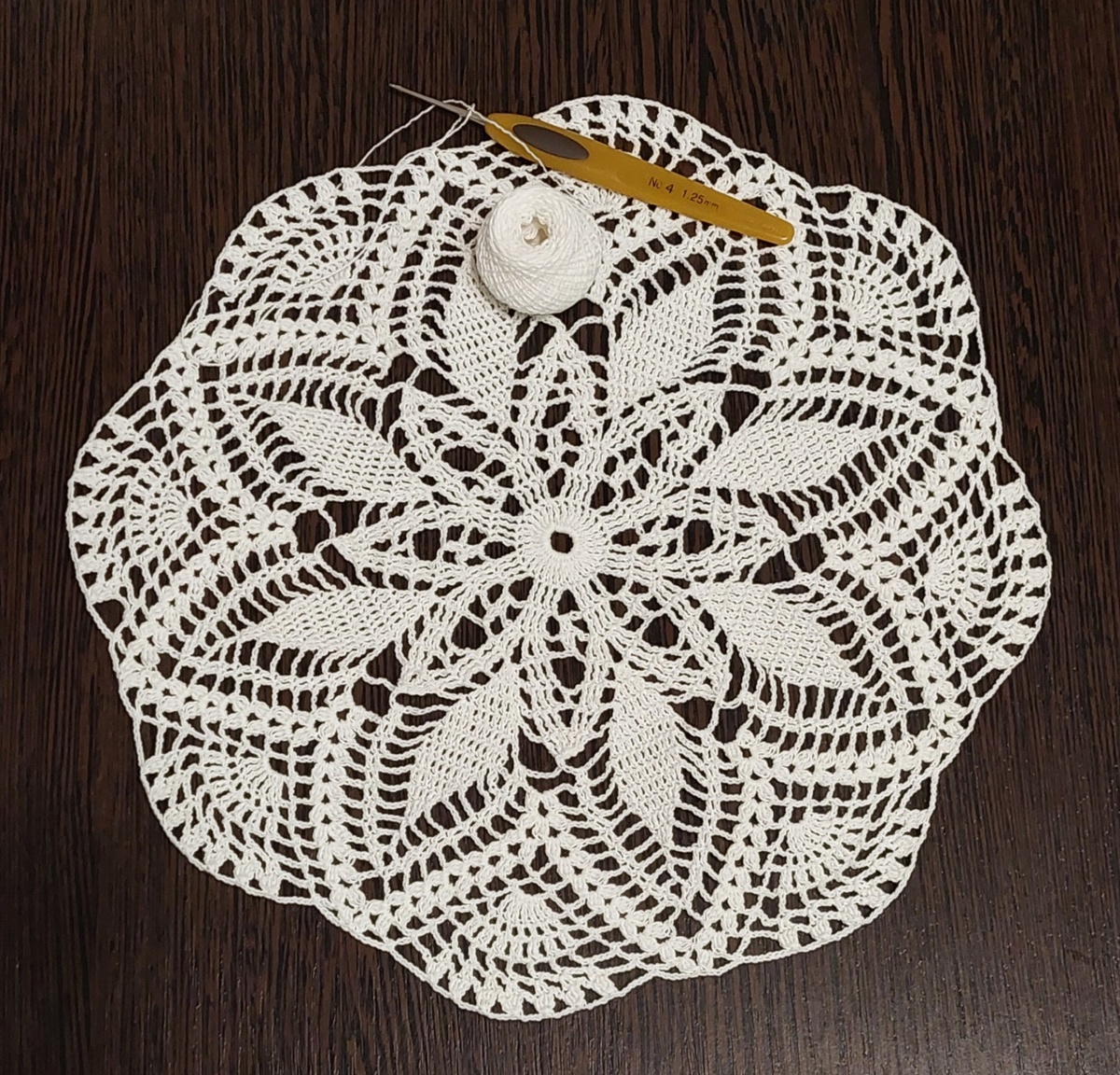 Салфетка без дополнительного ряда, связана строго по схеме из интернет.