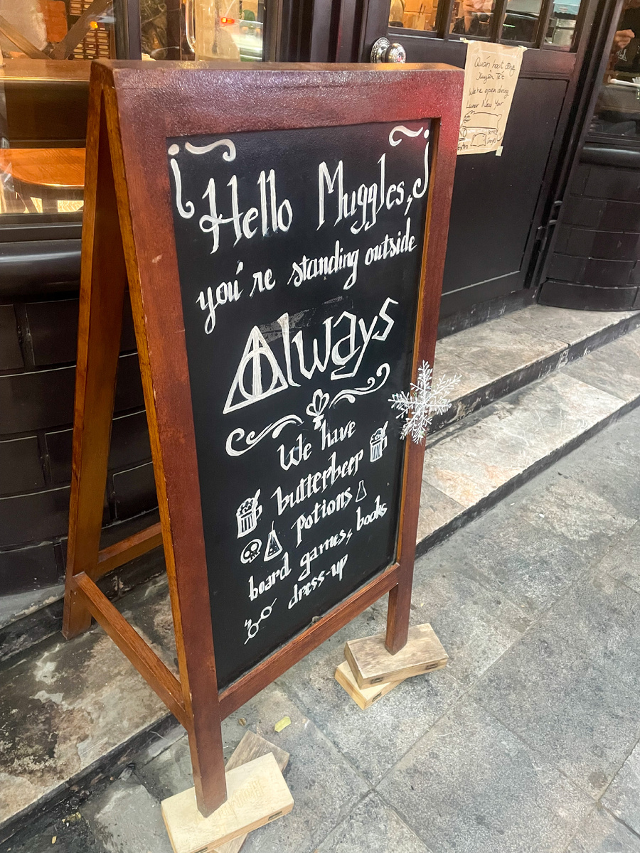 Вывеска у кафе гласит: Привет, магглы! Вы стоите рядом с Always. У нас есть сливочное пиво, зелья, настольные игры, книги и одежда 