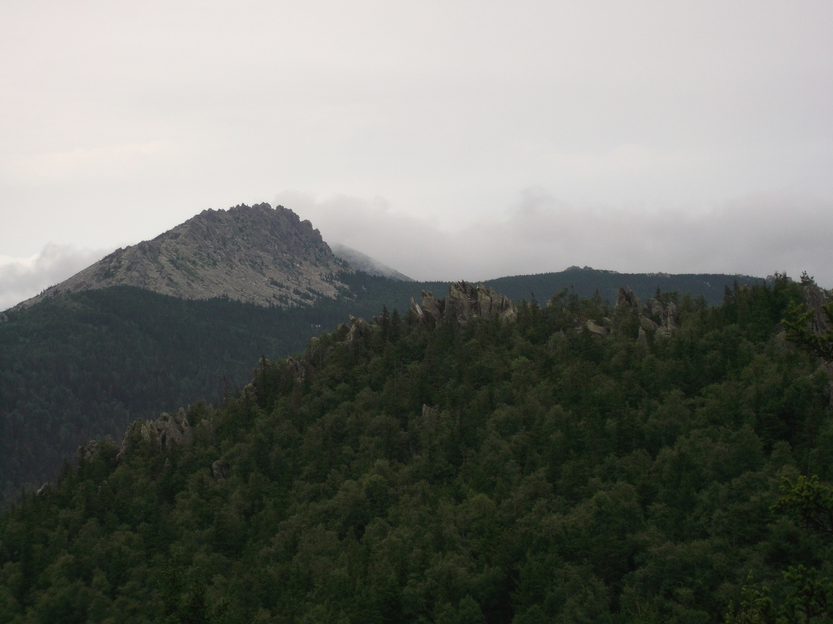 Вид на Откликной гребень с Двуглавой Сопки.