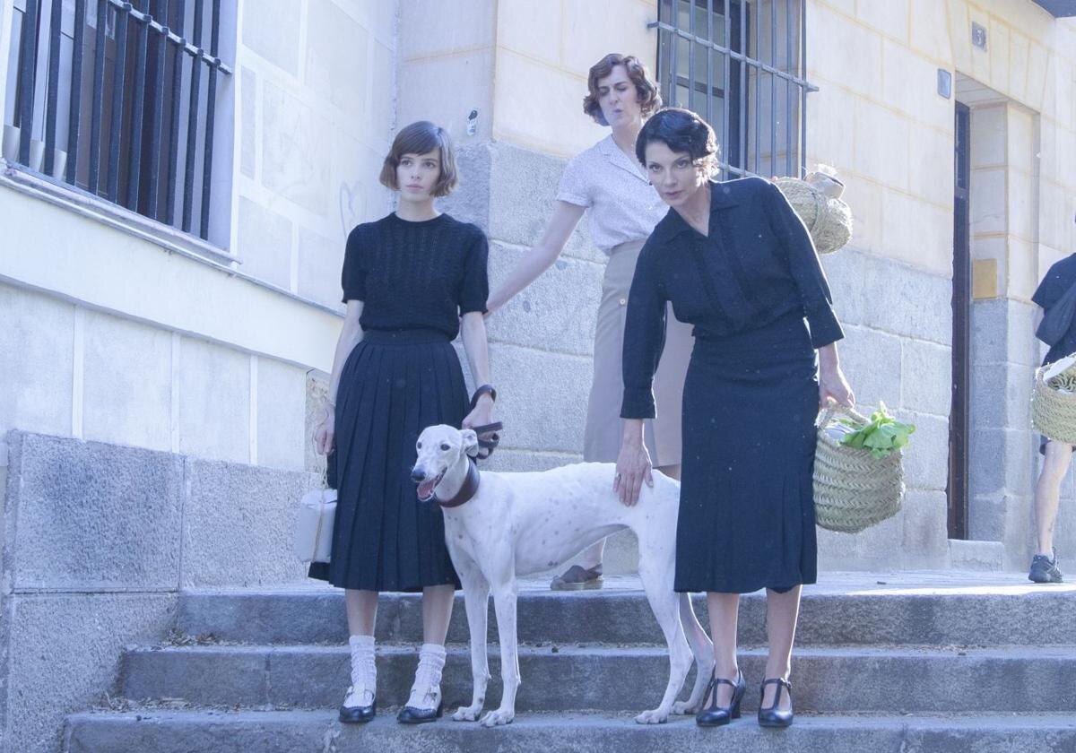 «Красная дева» (2024) La virgen roja: Испания, США. Драма. Режиссер: Паула Ортис. В ролях: Найва Нимри, Альба Планас, Айкса Вильягран, Патрик Криадо, Пепе Виюэла, Nur Levi, Фернандо Дельгадо-Хиерроо, Хорхе Усон, Мария Альфонса Россо, Пабло Васкес.