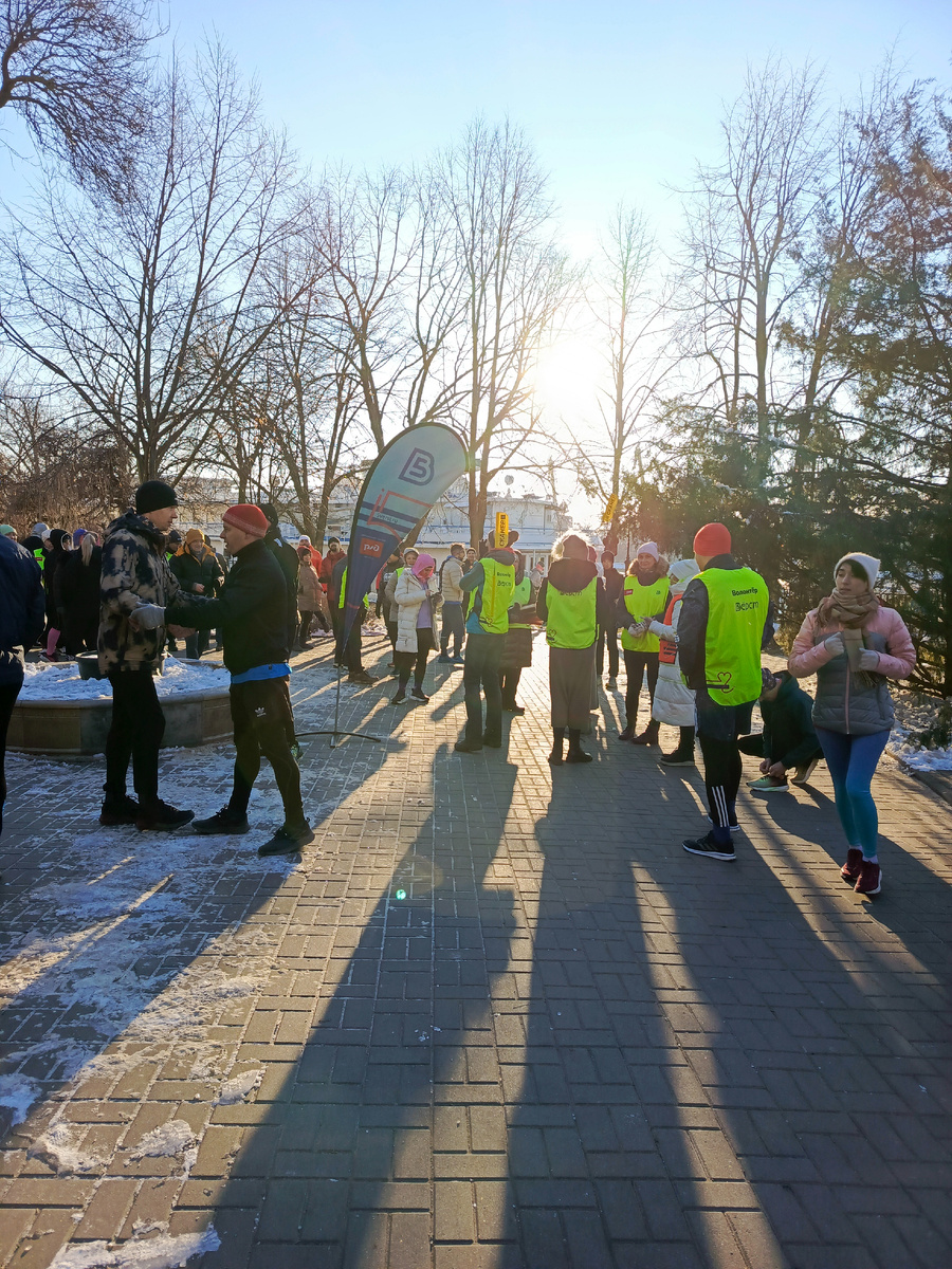 Участники и волонтёры 5 вёрст, согреваемые лучами зимнего солнца ☀❄