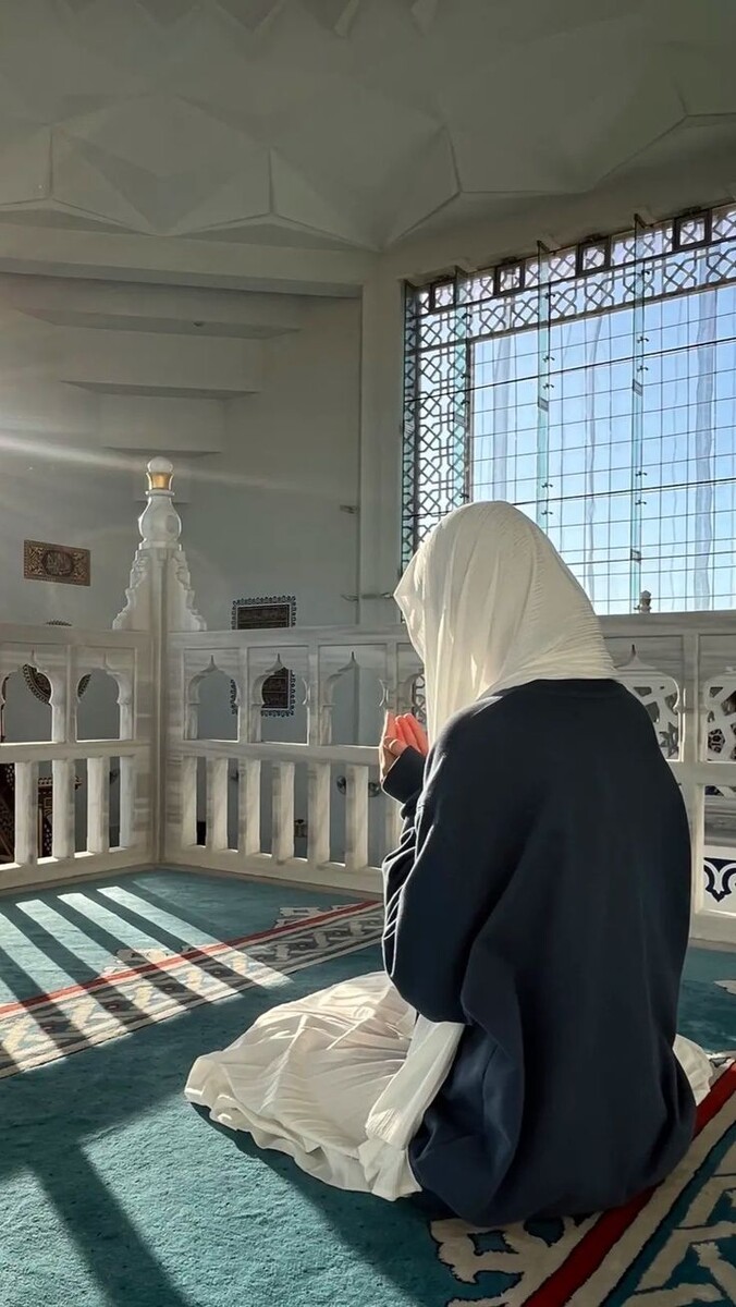 ✨ Дорогие сестры! ✨

Хотите приблизиться к Аллаху и обрести внутренний покой? Намаз – это путь, ведущий к этому. Если вы думаете о том, чтобы начать читать намаз, но не знаете с чего начать, знайте, что вы не одиноки! Многие женщины испытывают те же чувства – волнение, неуверенность, страх сделать что-то неправильно.

Но не бойтесь! Начало пути всегда непросто, но награда стоит усилий. Постепенно, шаг за шагом, вы освоите все тонкости. В интернете множество полезных ресурсов: видео-уроки, книги, приложения, которые помогут вам научиться правильно совершать намаз.  

Не гонитесь за идеалом сразу. Важно начать, даже если что-то пока непонятно или не получается идеально. Аллах ценит ваше искреннее намерение и стремление. Помните о милости и прощении Аллаха. Даже если вы совершаете ошибки, не отчаивайтесь, продолжайте стараться.  

Найдите единомышленниц – сестер, с которыми вы сможете вместе учиться и поддерживать друг друга. Вместе легче преодолевать трудности и находить вдохновение.

Начните с малого, с пятикратного намаза. Постепенно вы почувствуете, как намаз наполняет вашу жизнь смыслом и спокойствием. Это удивительное путешествие к себе и к Аллаху.  

Шагните навстречу свету! ❤️

#намаз #ислам #женщины #вера #духовность #молитва #путькАллаху #начнитесегодня