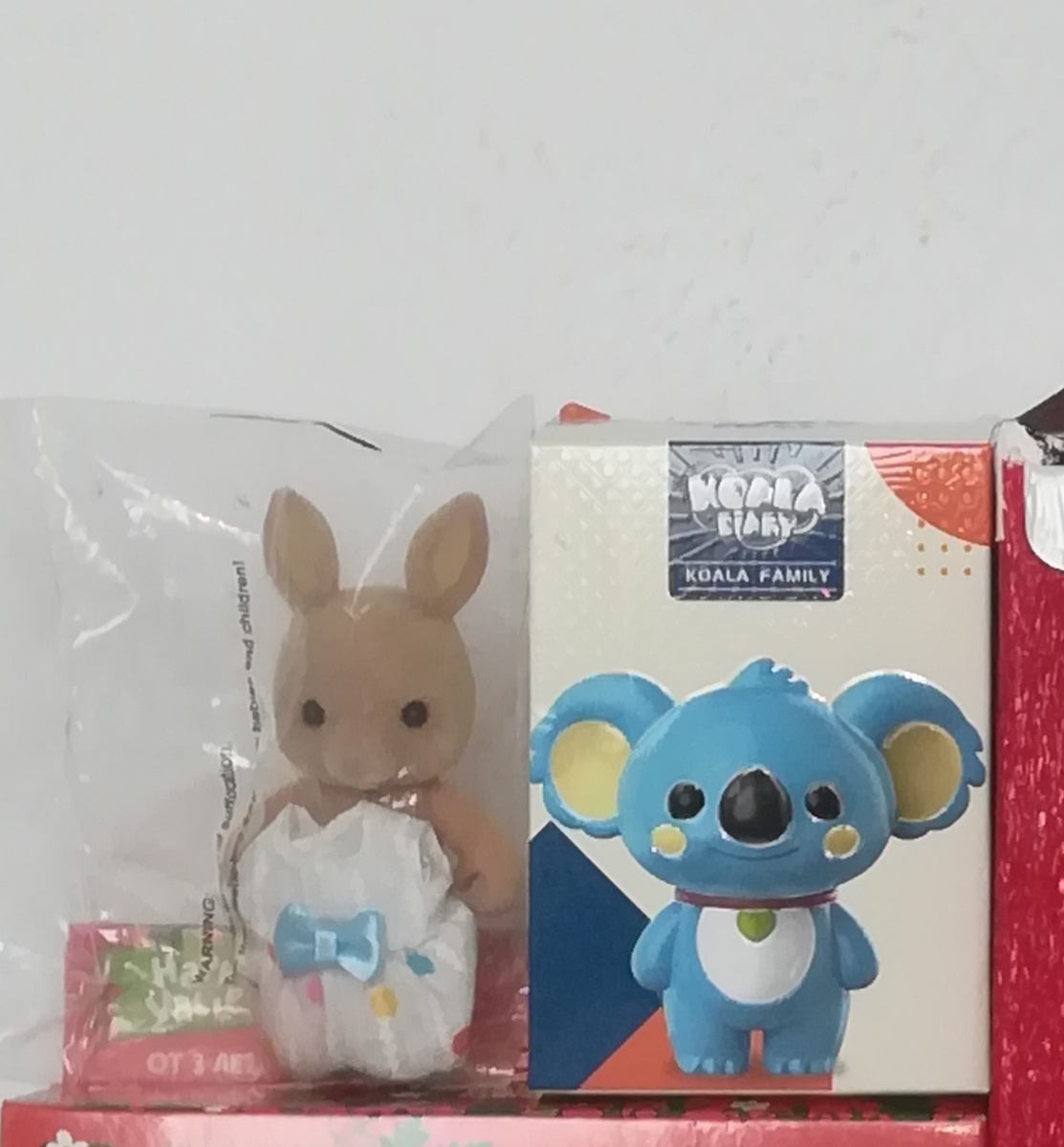 Кенгуру, которую купила я. У них рандомная одежда, поэтому мне досталось платье не такое как в карточке товара. 