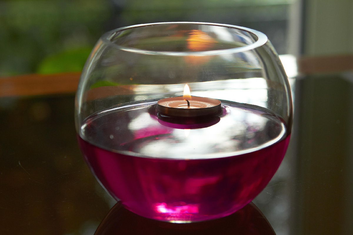 Моя прекрасная вазочка со свечой. Сейчас она выглядит более пошарпано) нет того блеска, лишь тусклое стекло 