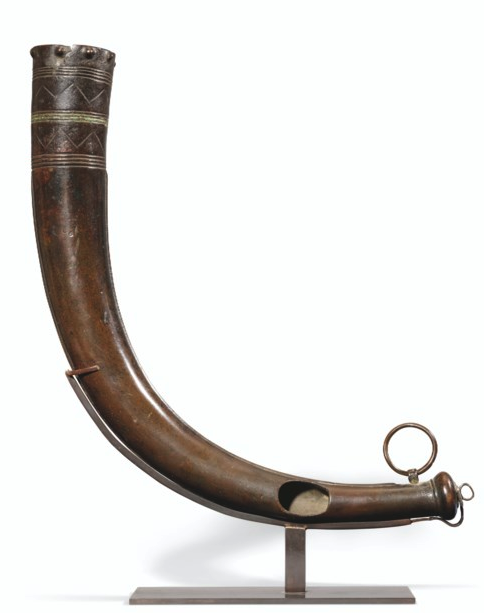 На этом чудесном экземпляре видны все особенности ирландского рога эпохи бронзы; дудели в овальное отверстие, торец трубы, как видите, заглушен. Нужно ещё знать, как дудеть.