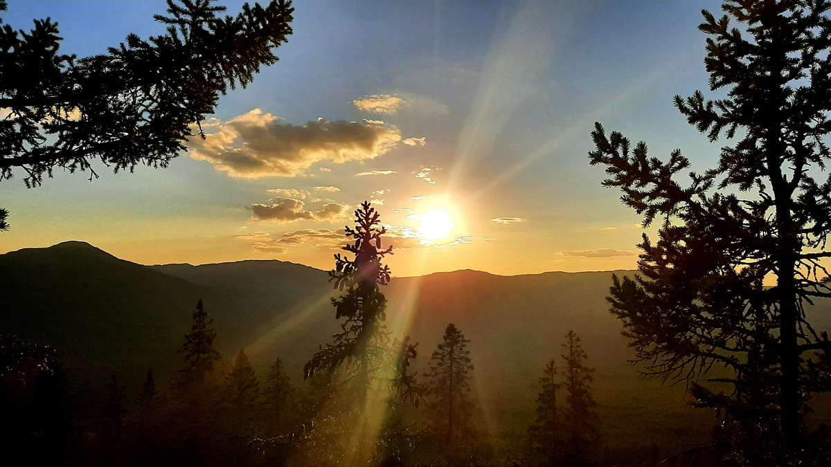 Виды на Закате с Ведьминой горы (хребет Москаль)
