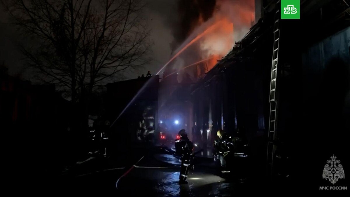    МЧС показало тушение пожара в здании бывшего электрозавода в Москве