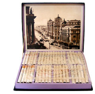 Коллекция сигарет (Drina Export, Drina Izložbena, Karađorđe Export, Kosovo Export, Strumica, Strumica Export, Strumica Yougoslave, Šumadija Export, Vardar bez Nikotina, Vardar Export). Сербия, 1930-е годы. 80 штук (в ассортименте) в большой коробке. Производитель: Drzavni Monopol Kraljevine Jugoslavije. Владелец торговой марки: Drzavni Monopol Kraljevine Jugoslavije.