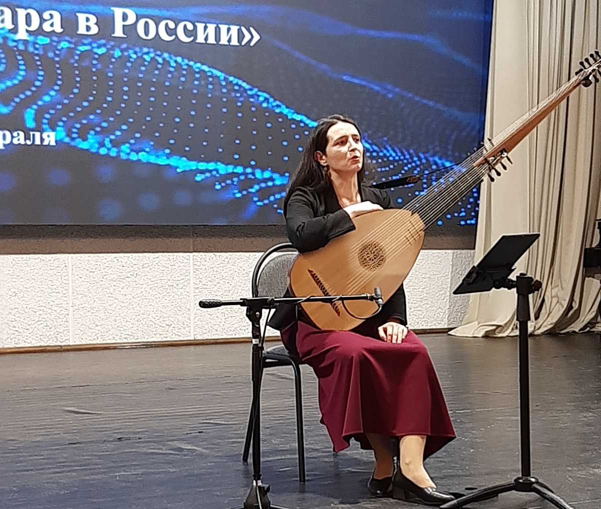Марина Белова, исполнительница игры на лютне.