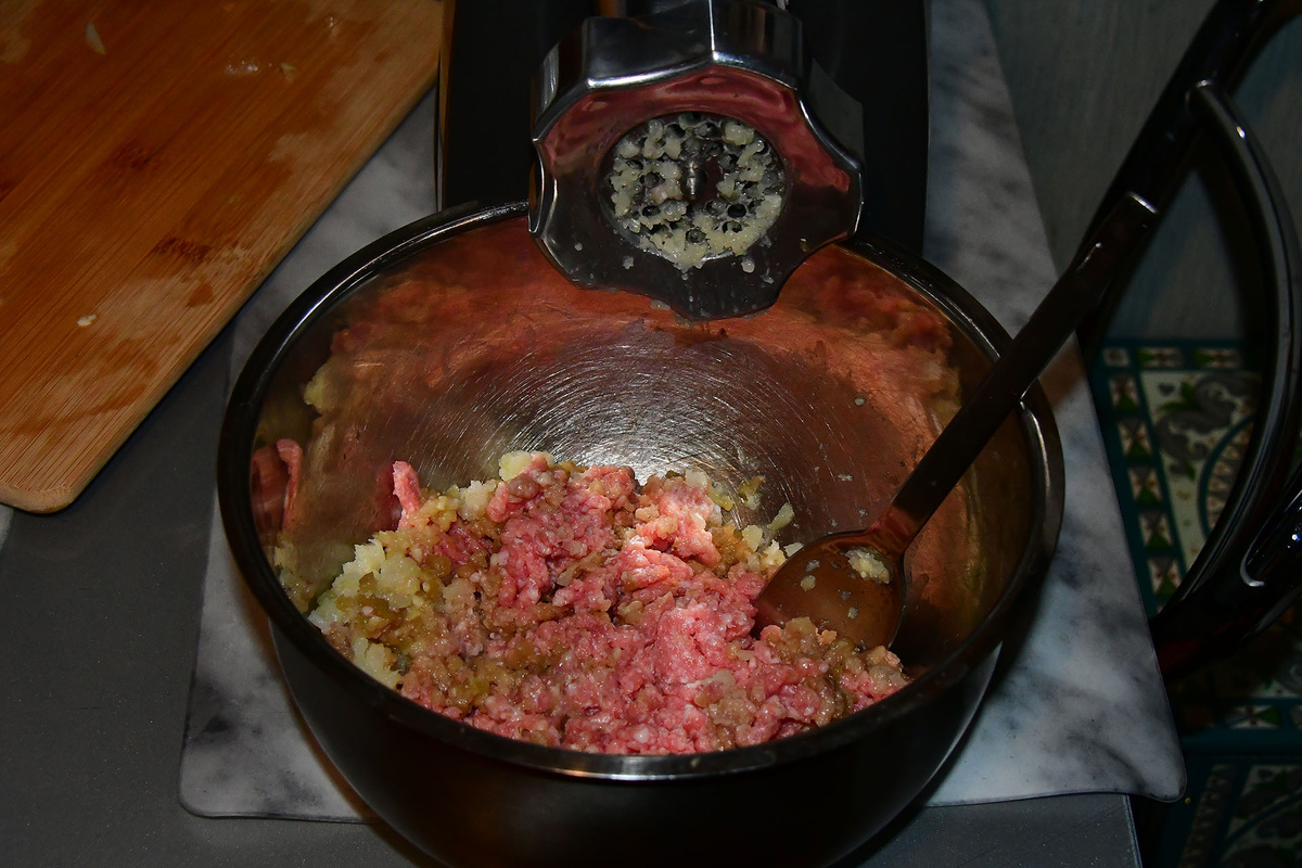 Прокручиваем фарш и овощи через мясорубку