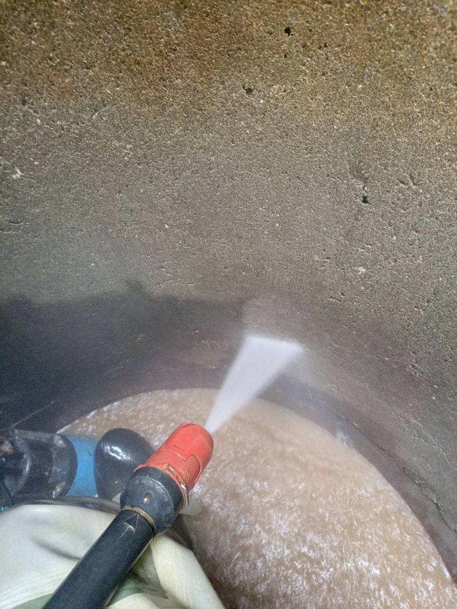 Мойка шахты колодца.