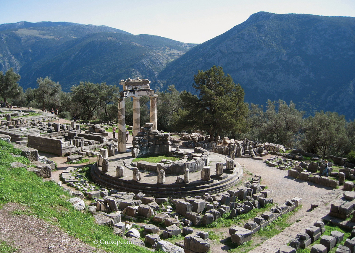 Руины храма-толоса Афины Пронайи, VII–VI века до н.э. Дельфы